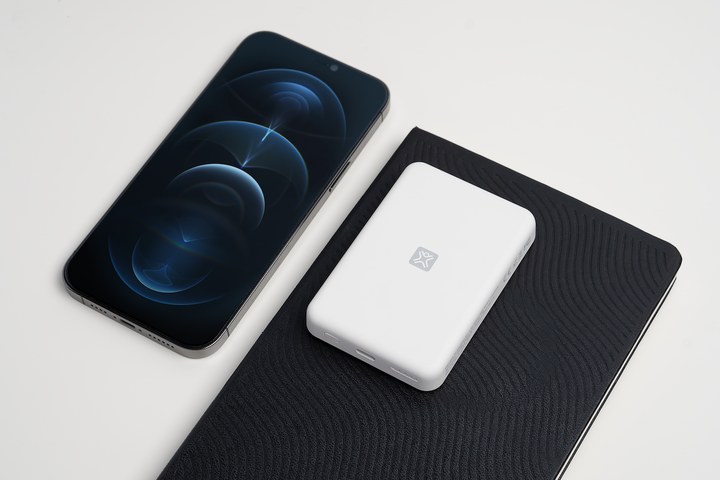 Magnétique Batterie Externe Ultra Mince, 5000mah Universel Power Bank Ultra Slim Avec Câbles Intégrés, USB C 20W Charge Rapide, Chargeur Externe Portable Pour IPhone 16 15 14 13 12 Pro Max, Samsung